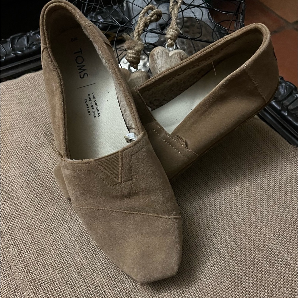 NWOT Men’s Tan Suede Tom’s Slip On Shoes Size 9